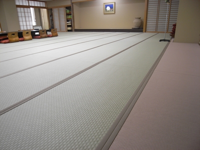 MIGUSA 市松-茶綠位于中央，邊緣用目積-粉紅點綴。