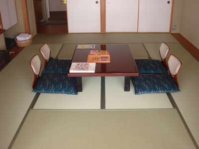 目積柄の畳表が洗練された空間を演出しています。